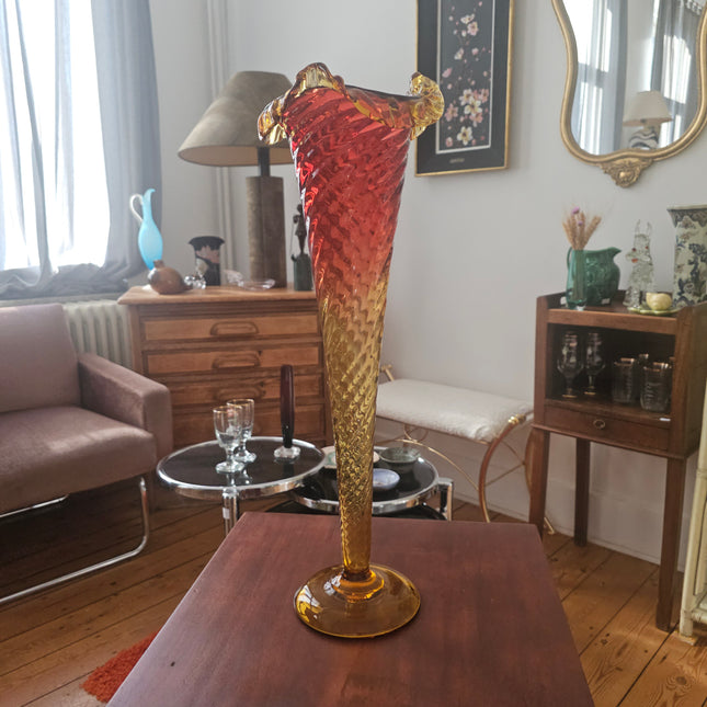 Très grand vase cornet vintage en verre dégradé rouge et ambre - H 53,5 cm