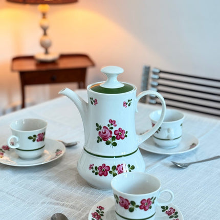 Winterling koffiepot en kopjesset van wit porselein, bestaande uit 6 kopjes, 6 schotels en een koffiepot.