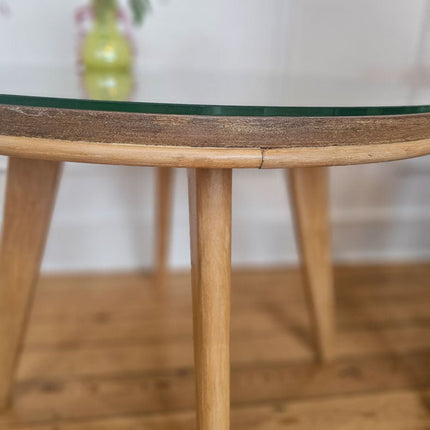 Table basse en bois avec plateau en verre