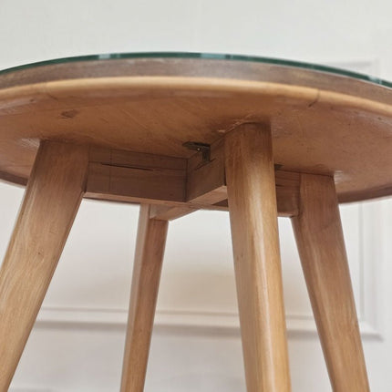 Table basse en bois avec plateau en verre