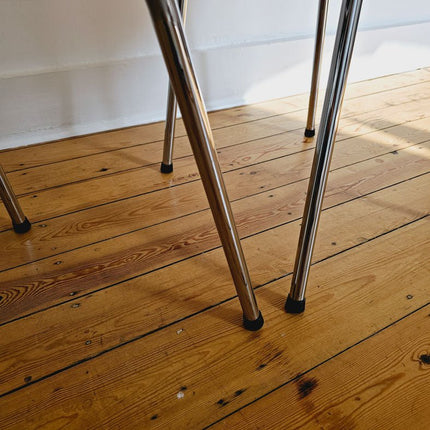 3 chaises en simili noir et acier chromé
