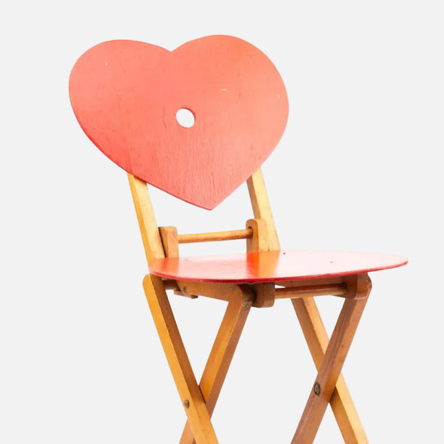 Petite chaise d'enfant en bois en forme de coeur