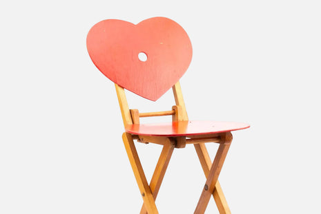 Petite chaise d'enfant en bois en forme de coeur