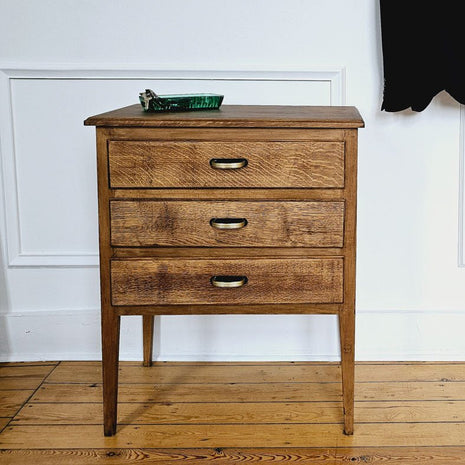 Meuble d'appoint vintage en bois délavé avec 3 tiroirs