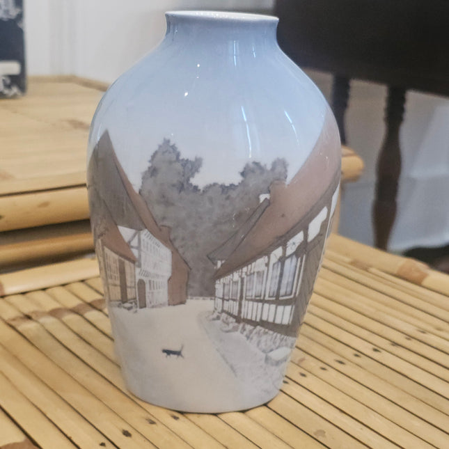 Vase vintage en porcelaine Bing & Grondahl décor vieux Aarhus au chat noir - Danemark années 70