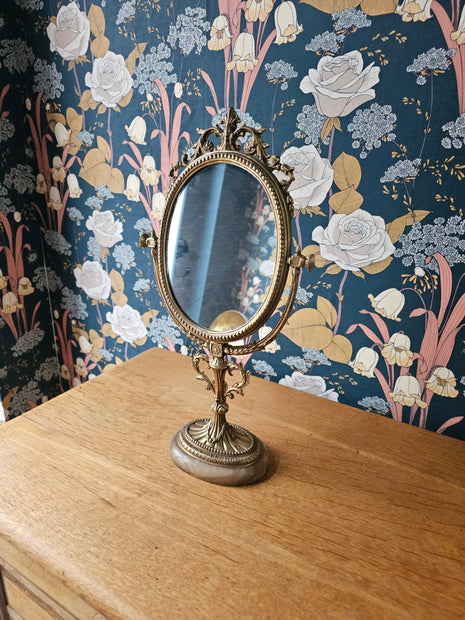 Gouden metalen kapspiegel met marmeren voet