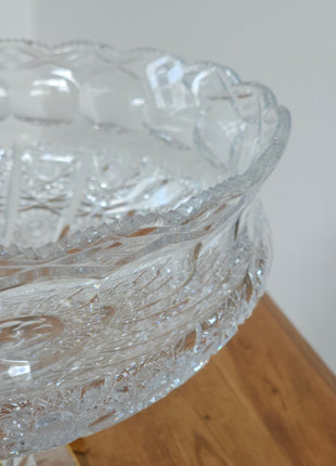 Coupe en cristal taillé sur socle laiton style Bohème