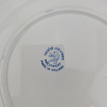 Lot 5 assiettes plates blanches en porcelaine aux motifs bleus Société Céramique Maestricht bord doré