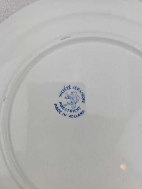 Lot 5 assiettes plates blanches en porcelaine aux motifs bleus Société Céramique Maestricht bord doré