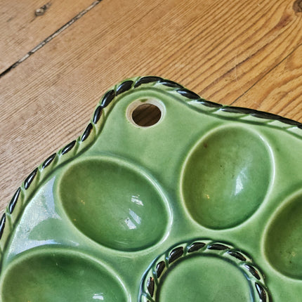 Plat à oeufs mimosa vintage en barbotine verte à relief - Années 60
