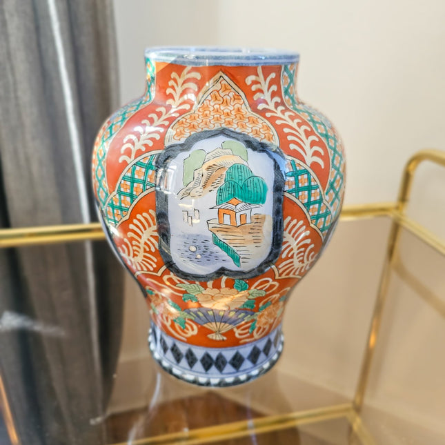 Vaas met oranje en blauwe Aziatische motieven, P. Regout, Maastricht, A1836