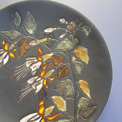 Assiette de décoration noire Ruscha Art Pottery Allemagne motif floral à la main