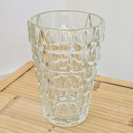 Vase vintage en verre moulé à facettes
