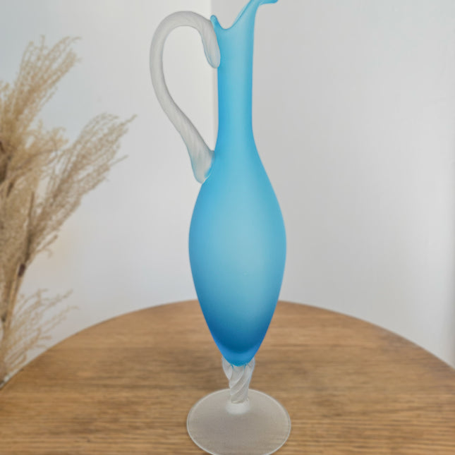 Schenkkan van gepolijst azuurblauw glas