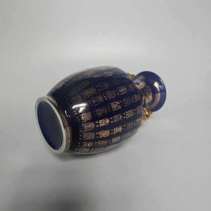 Vase chinois bleu et en porcelaine avec motifs dorés chinois