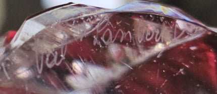 Vase en cristal taillé rouge de Val St Lambert modèle Teniers