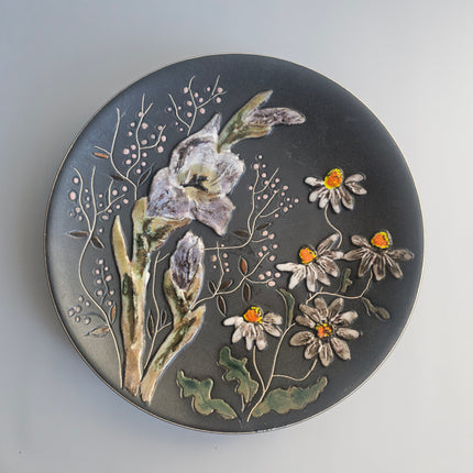 Assiette de décoration noire Ruscha Art Pottery Allemagne motif floral à la main