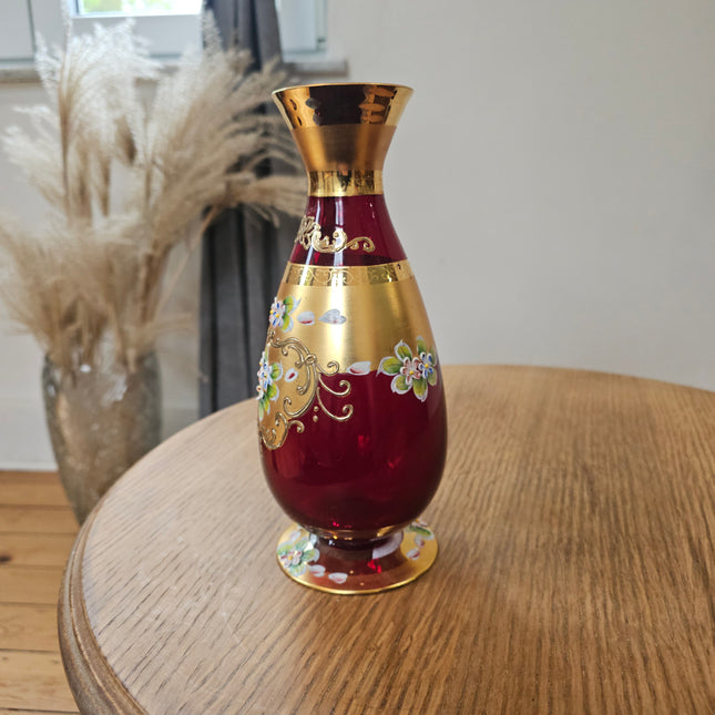 Murano vaas van rood en goudkleurig glas met een bloemenmotief.
