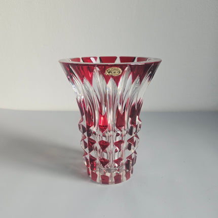 Vase en cristal taillé rouge de Val St Lambert modèle Teniers