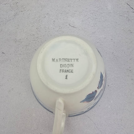 Lot de 8 tasses et pot-à-lait faïence blanche de Digoin Sarreguemines