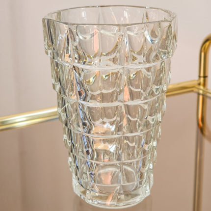 Vase vintage en verre moulé à facettes