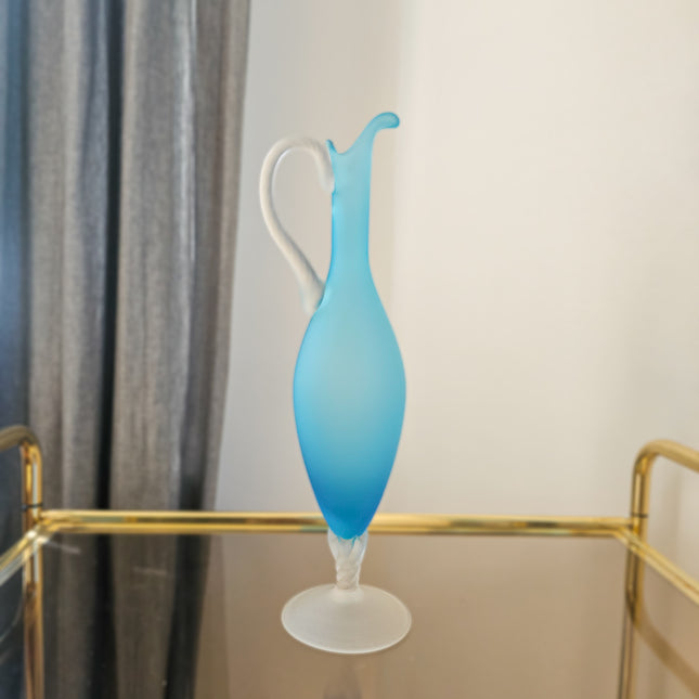 Schenkkan van gepolijst azuurblauw glas