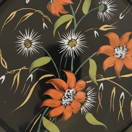 Plat en porcelaine désigné Valenti pour Longwy noir et à motifs fleuris