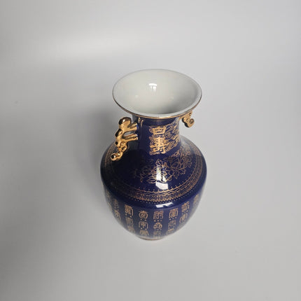 Vase chinois bleu et en porcelaine avec motifs dorés chinois