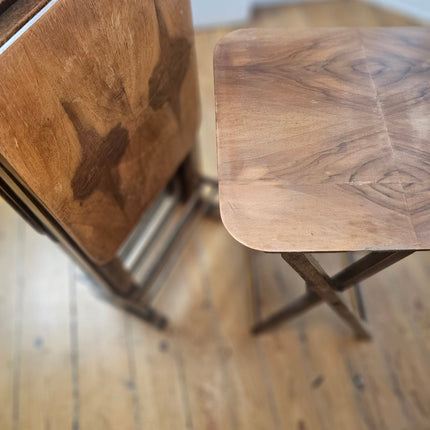 Set de 4 tables d'appoint pliantes en bois style Mid-Century Modern
