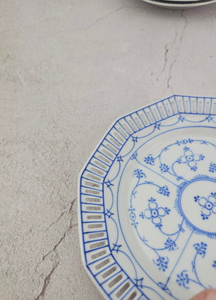 Lot de 8 assiettes à dessert en porcelaine Schumann blanche à motifs ethniques bleus