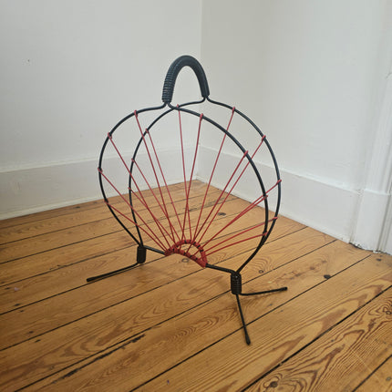 Porte-revues vintage en métal noir et scoubidou rouge - Années 60