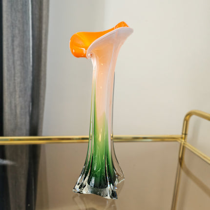 Vase en vert en forme de fleur vert et orange de style murano longiligne