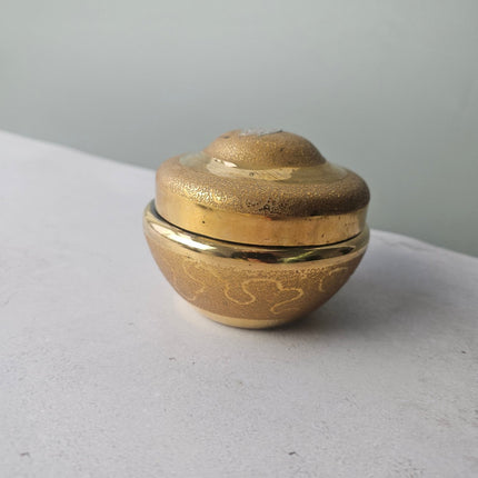 Boîte vintage avec couvercle en métal doré martelé