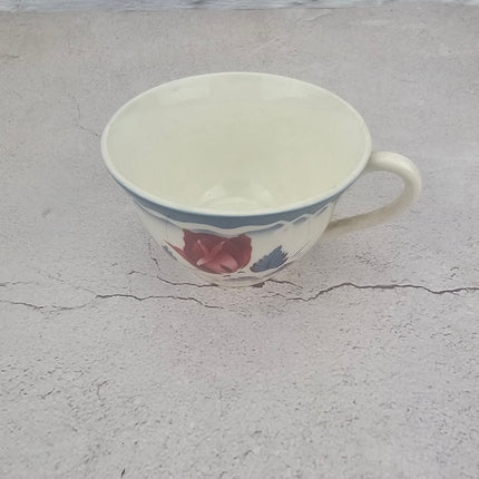 Lot de 8 tasses et pot-à-lait faïence blanche de Digoin Sarreguemines