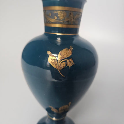 Petit vase bleu et or en porcelaine avec élégants motifs floraux