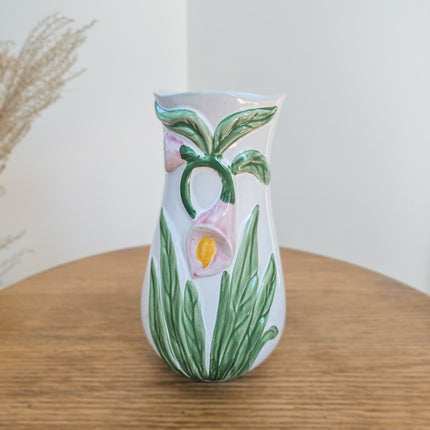 Vase en barbotine fleurs d'Arum