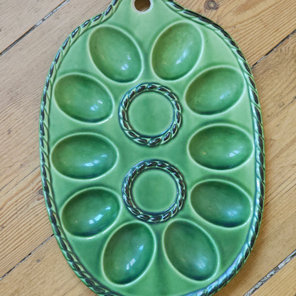 Plat à oeufs mimosa vintage en barbotine verte à relief - Années 60