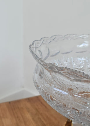 Coupe en cristal taillé sur socle laiton style Bohème