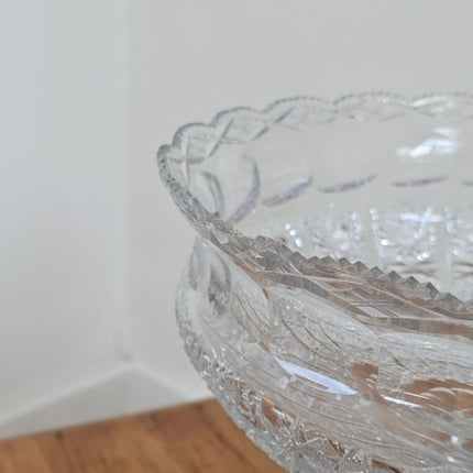 Coupe en cristal taillé sur socle laiton style Bohème
