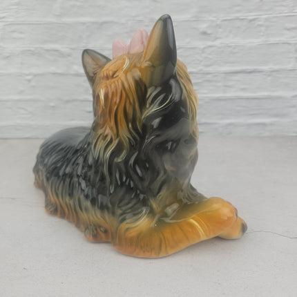Chien Yorkshire allongé en céramique signé Made In Italy