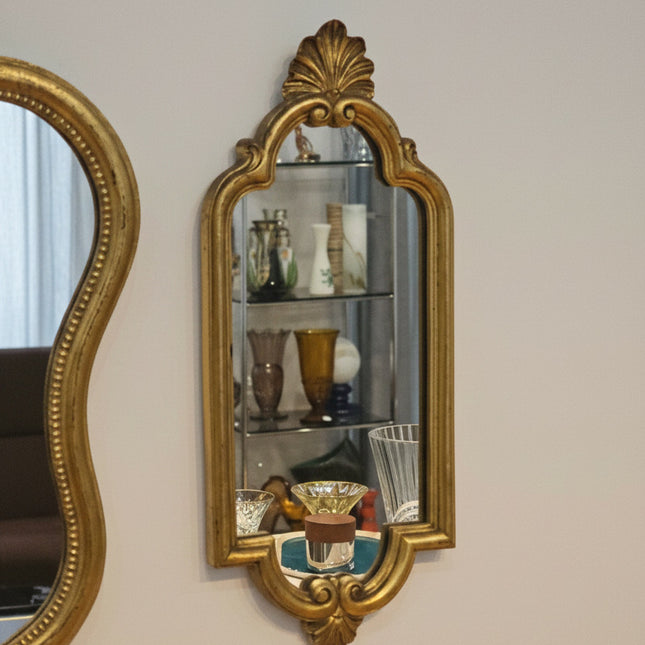 Kleine spiegel van verguld stucwerk