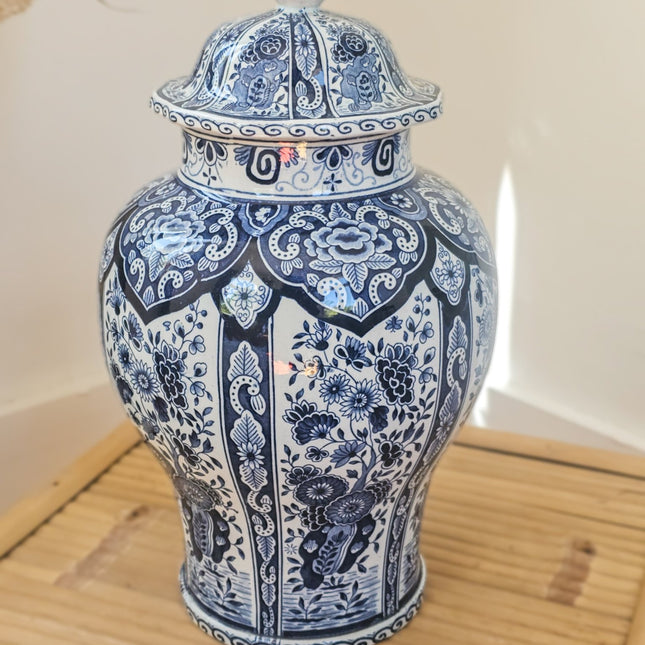 Grand vase couvert en faïence de Delft