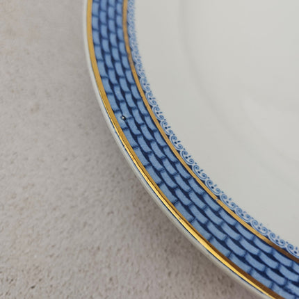 Lot 5 assiettes plates blanches en porcelaine aux motifs bleus Société Céramique Maestricht bord doré