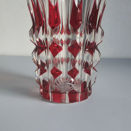 Vase en cristal taillé rouge de Val St Lambert modèle Teniers