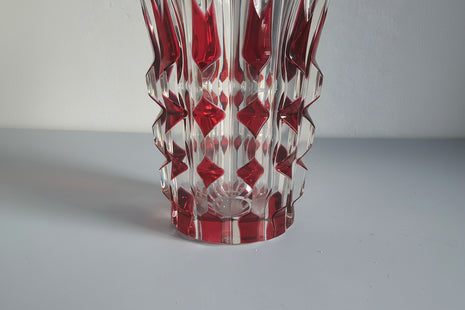 Vase en cristal taillé rouge de Val St Lambert modèle Teniers