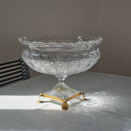 Coupe en cristal taillé sur socle laiton style Bohème