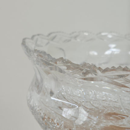 Coupe en cristal taillé sur socle laiton style Bohème