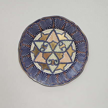 Assiette déco en faïence émaillée HB Quimper motifs ethniques 
