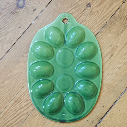 Plat à oeufs mimosa vintage en barbotine verte à relief - Années 60
