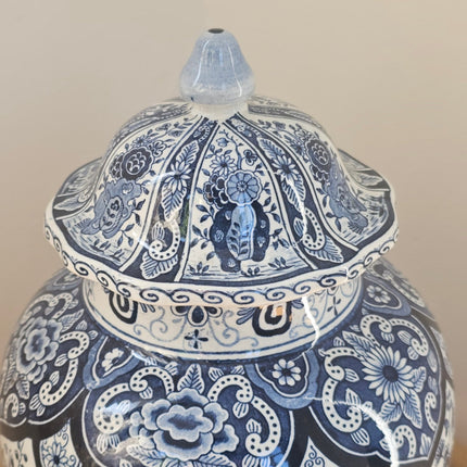 Grand vase couvert en faïence de Delft